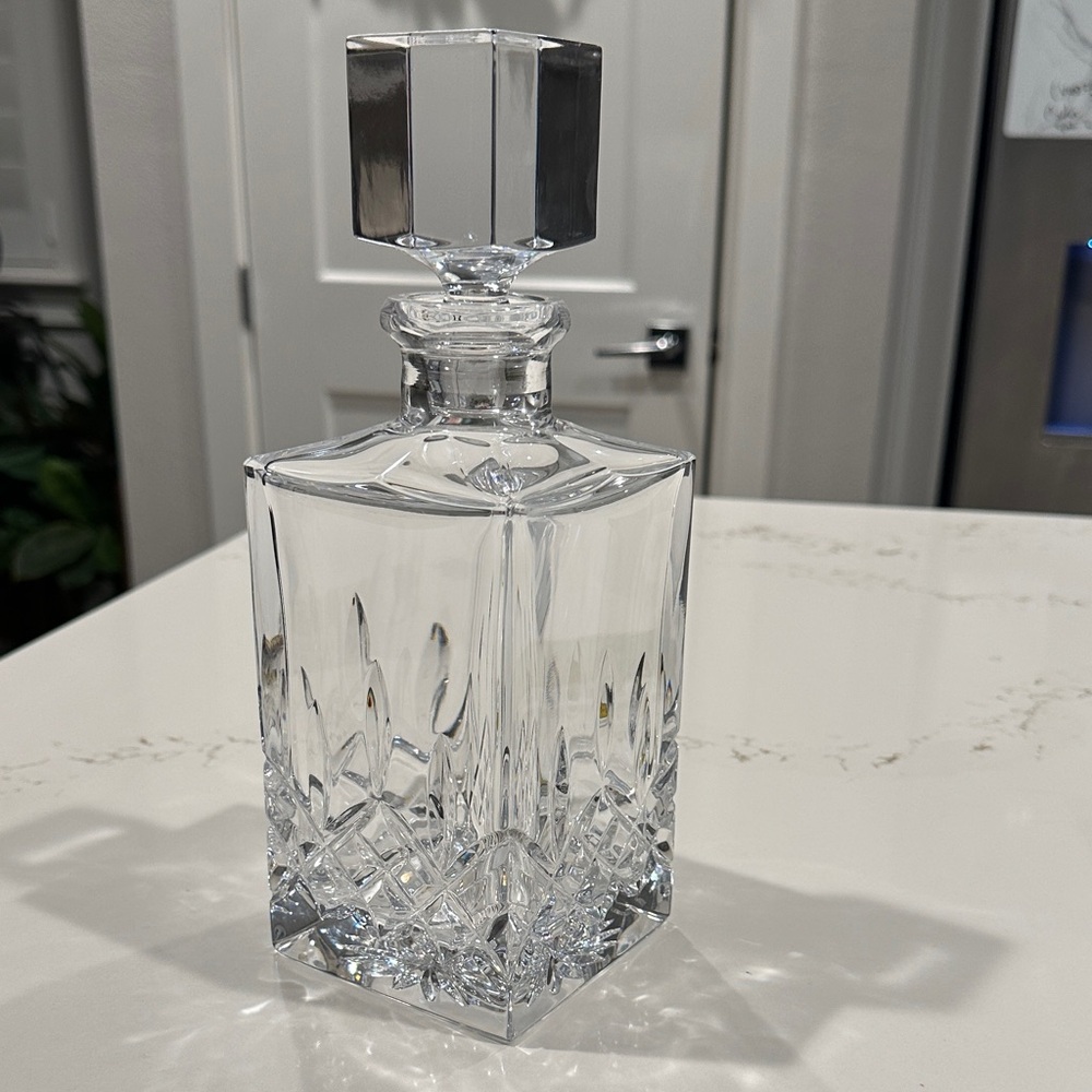 Elegant Waterford Crystal Decanter with Solid Cube Stopper - Picture 4 of 14